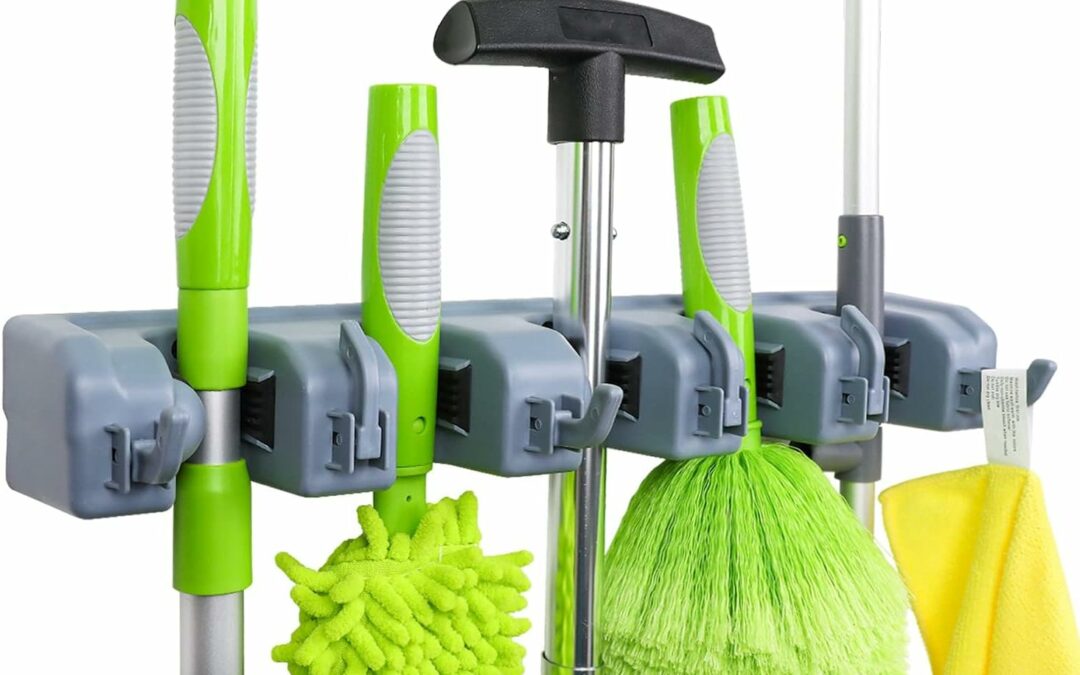 🧹 Adiós al desorden: Mi experiencia con el soporte para escobas de Amazon Basics