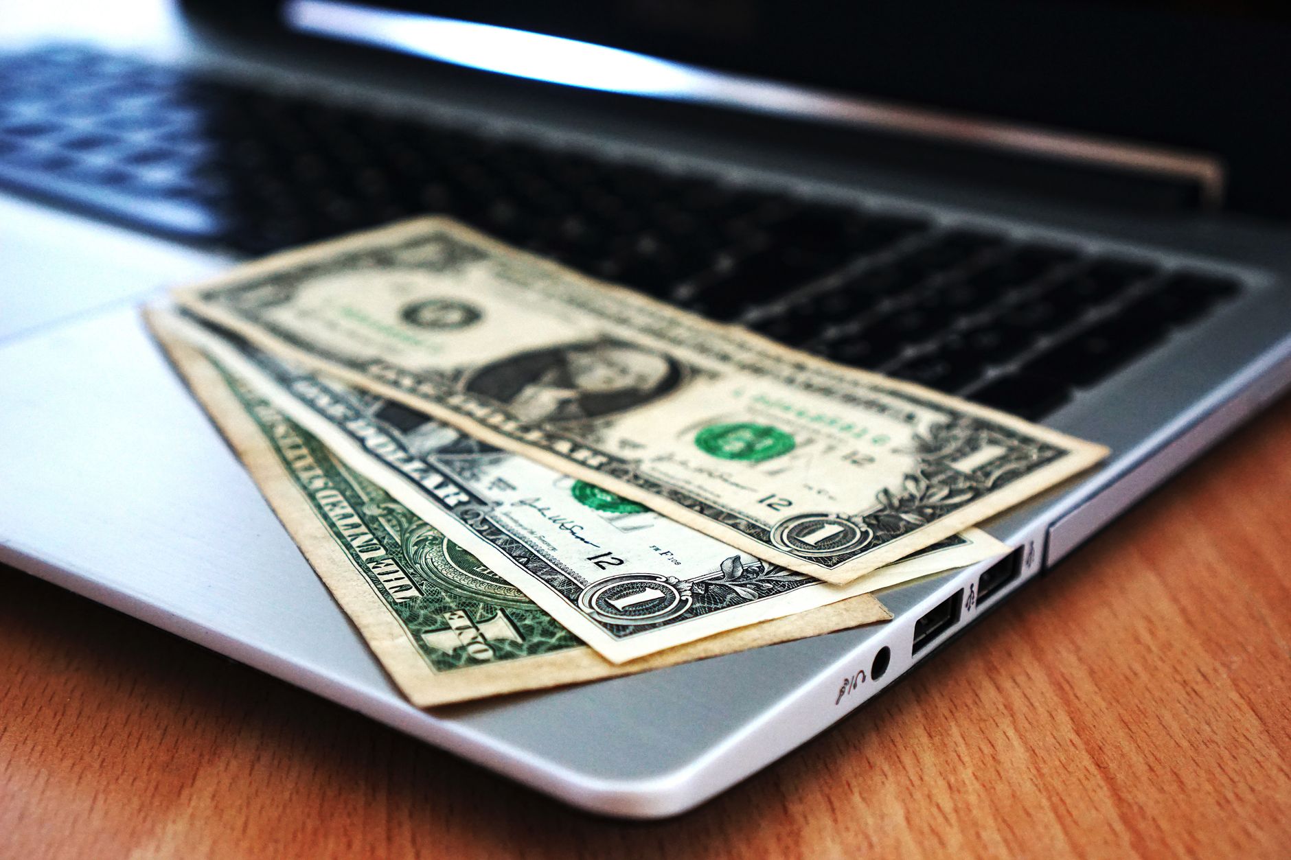 التحويل عبر البنوك الرقمية في السعودية: تقليل خسارة تحويل الدولار واليورو إلى الريال