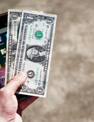 اختيار بنك يضمن التحويل الفوري داخل الدولة: دليل عملي لتسريع تدفق أموالك اليومية