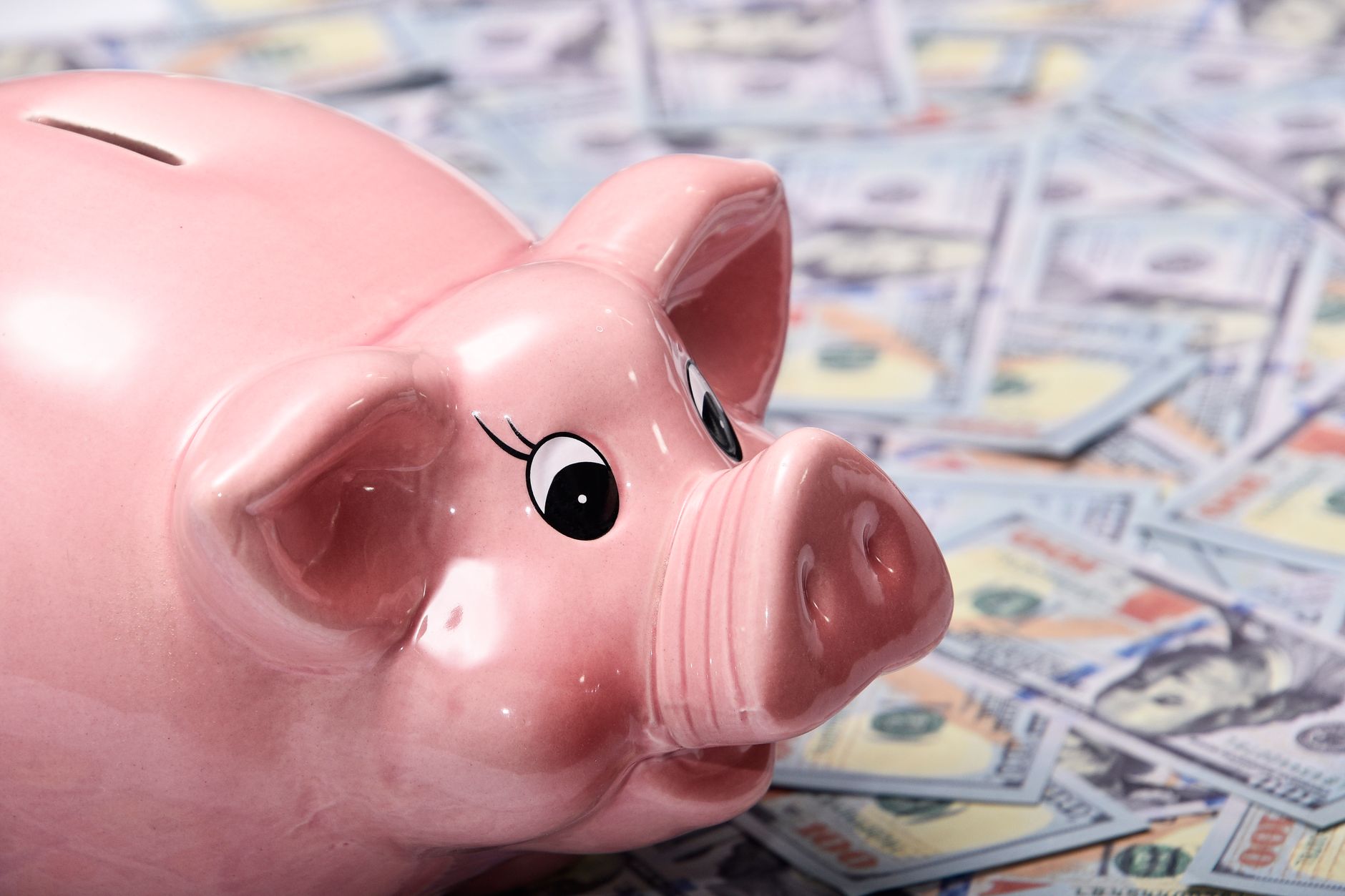 دليل المتقاعد لاختيار حساب بنكي يضمن دخلًا ثابتًا وتكاليف منخفضة