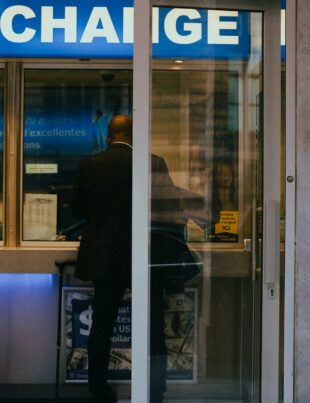 الفرق الحقيقي بين السعر المعروض والسعر الفعلي عند تحويل العملات في السعودية