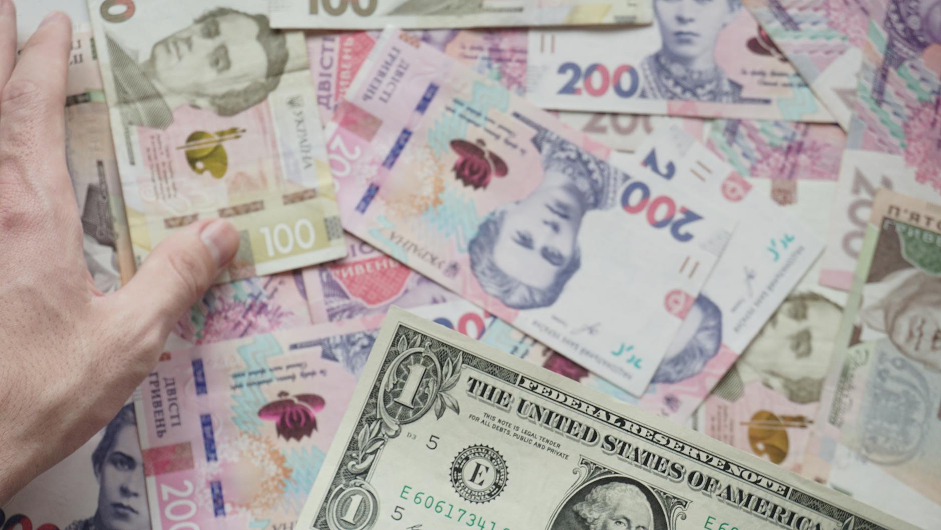 سعر الصرف الفوري أم المتوسط: أيهما تختار لتحويل أموالك؟
