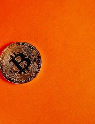 كيف تستثمر في صناديق السيولة الرقمية بأمان وتزيد عوائدك في DeFi