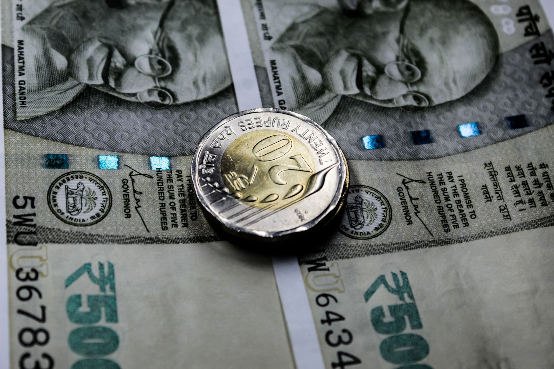 ماذا يحدث لأسعار الذهب والفضة عندما يخفض البنك المركزي الفائدة؟