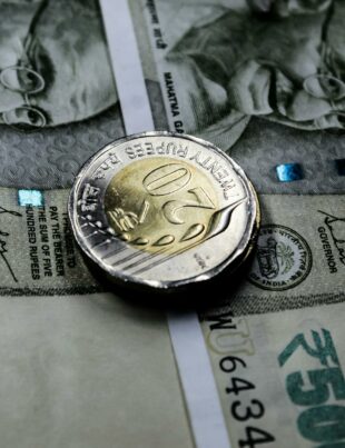 كيف تؤثر أسعار الفائدة على الذهب والفضة وما يجب على المستثمر العربي مراعاته