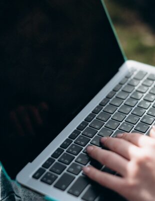 من كتابة مراجعات منتجات إلى دخل ثابت: دليل الفريلانس للمبتدئين