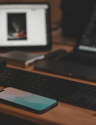 كيف تختار تأمينًا فعالًا لهاتفك ولابتوبك وتتفادى المفاجآت المالية