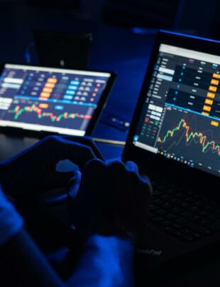 كيف تتحكم في عواطفك وتبني استراتيجية تداول ثابتة في الفوركس