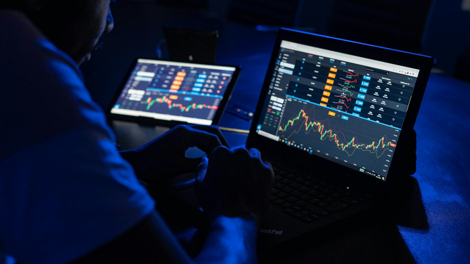 كيف تتحكم في عواطفك وتبني استراتيجية تداول ثابتة في الفوركس