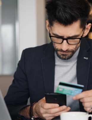 دليل العامل المستقل لفتح حساب بنكي يدعم المدفوعات الدولية وتجنب الرسوم الزائدة