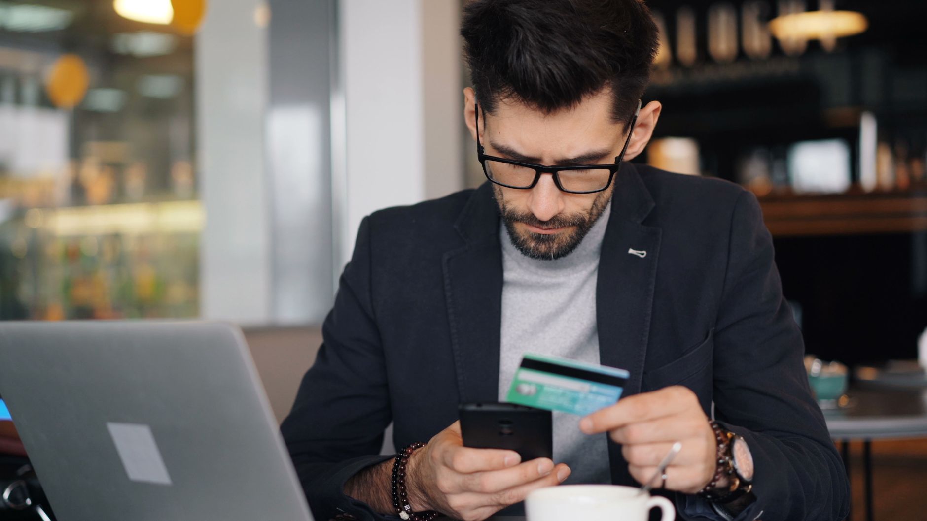 دليل العامل المستقل لفتح حساب بنكي يدعم المدفوعات الدولية وتجنب الرسوم الزائدة