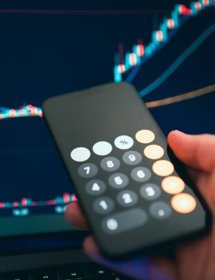 كيف تستغل تقلبات أسعار النفط لتوقيت استثماراتك في السوق السعودي