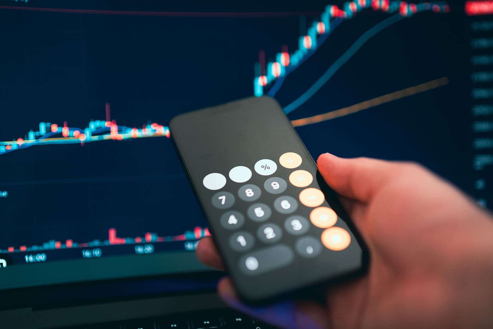 كيف تستغل تقلبات أسعار النفط لتوقيت استثماراتك في السوق السعودي
