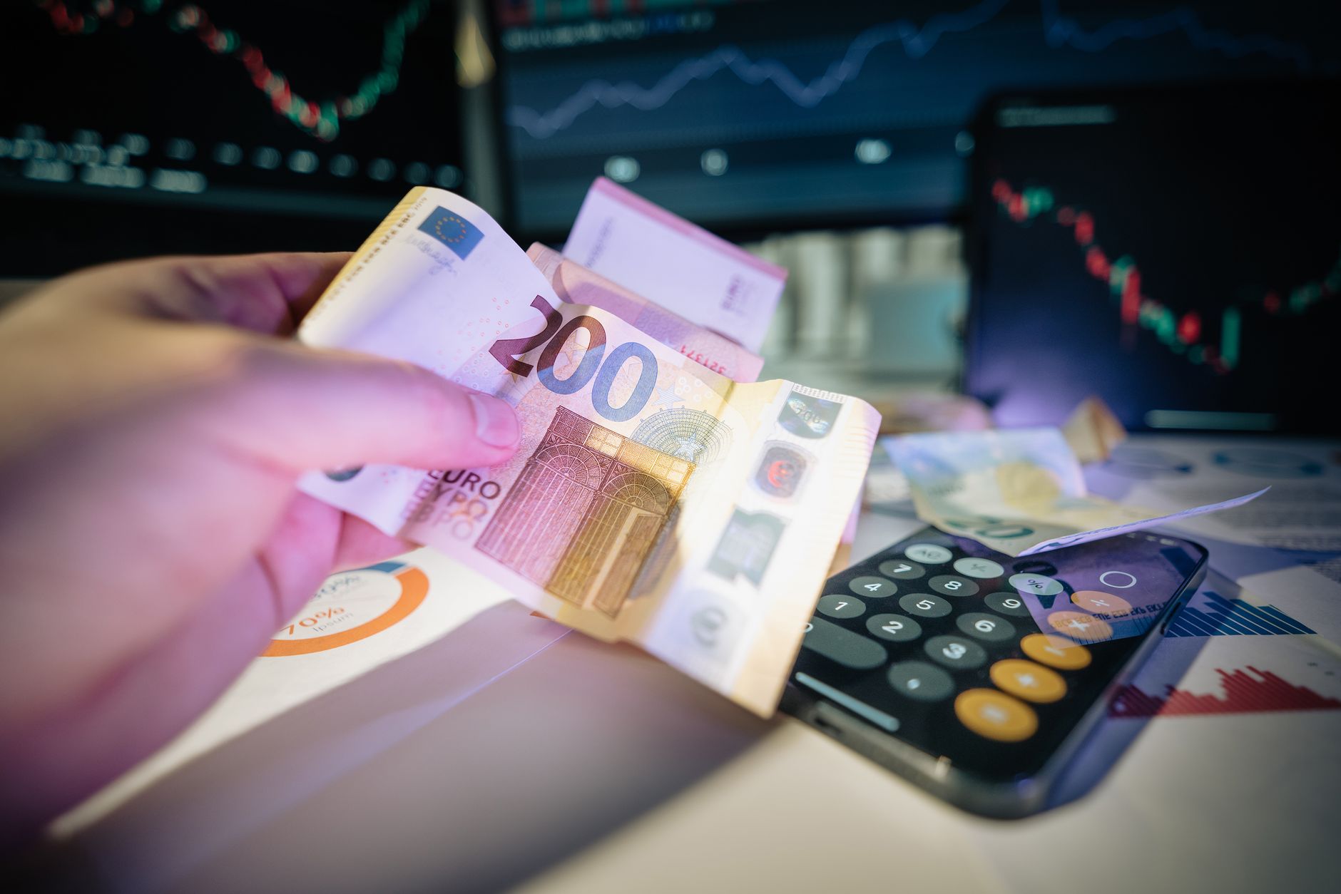 التحويل الفوري عبر الهواتف: متى تستغل أوقات الذروة لتقليل خسارة الريال؟