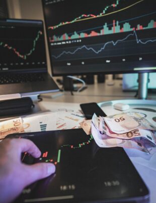 السوق العاطفي وتأثيره على سعر الدولار واليورو مقابل الريال السعودي