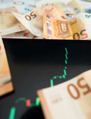 تقلب النفط وسعر الريال: ما هو تأثير ذلك على الصادرات غير النفطية في السعودية؟