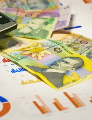 كيف تحسب العائد الحقيقي عند تحويل الدولار أو اليورو إلى الريال السعودي؟