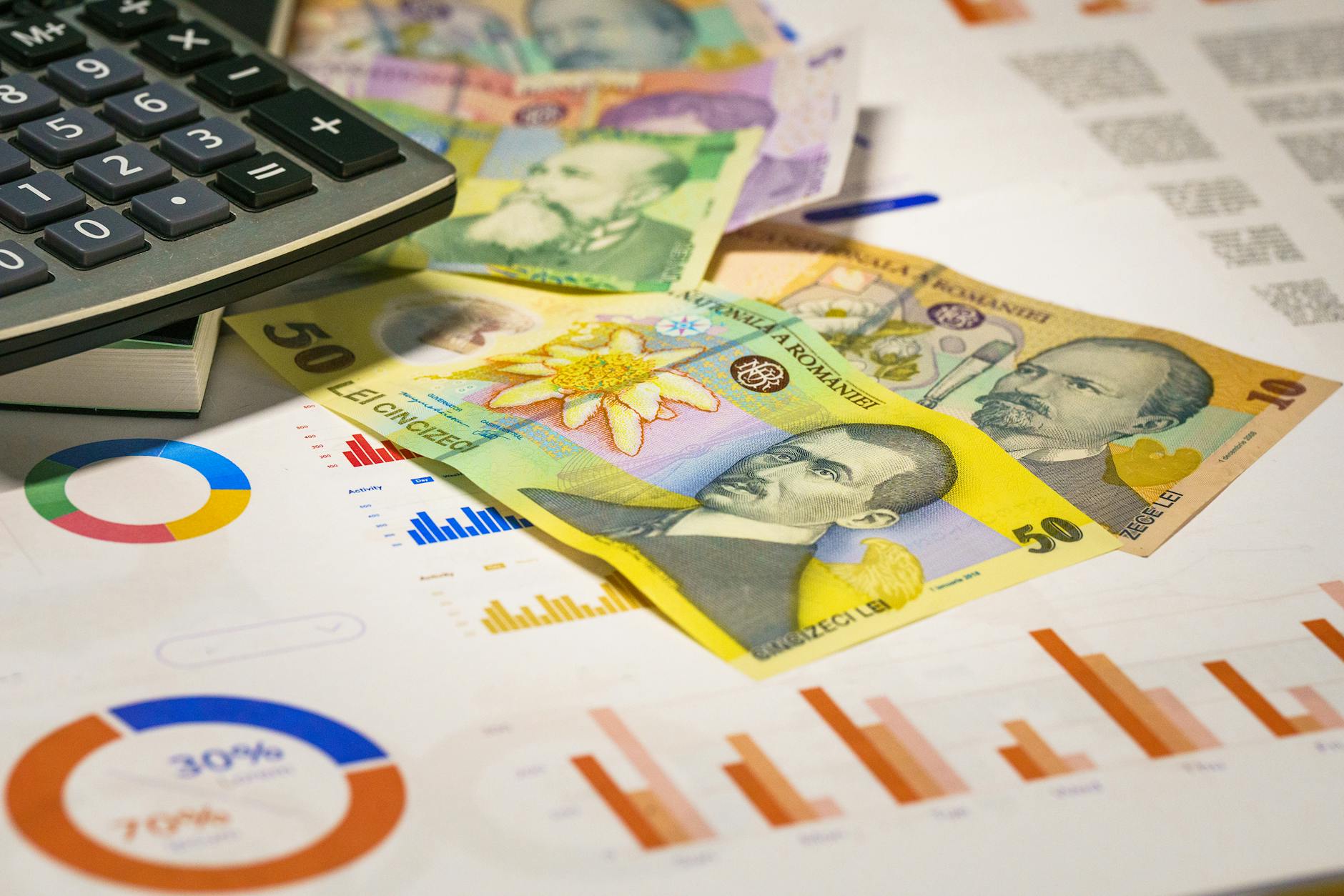 كيف تحسب العائد الحقيقي عند تحويل الدولار أو اليورو إلى الريال السعودي؟