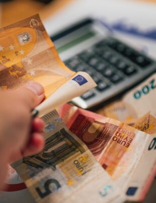 الإيجار التجاري وضريبة القيمة المضافة: خطوات عملية للمالك والمستأجر