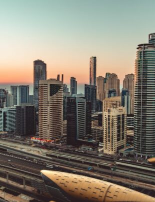 صناديق الاستثمار في القطاع الصحي: فرص عربية لتأمين مستقبل مالي مستقر