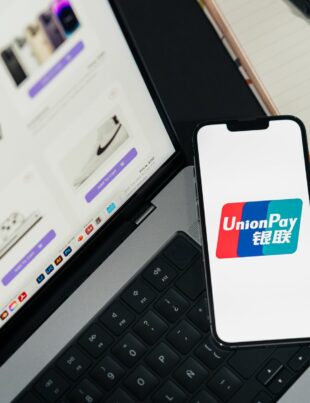 ضريبة القيمة المضافة لوسطاء الدفع الإلكتروني: كيف تحسبها وتلتزم بها