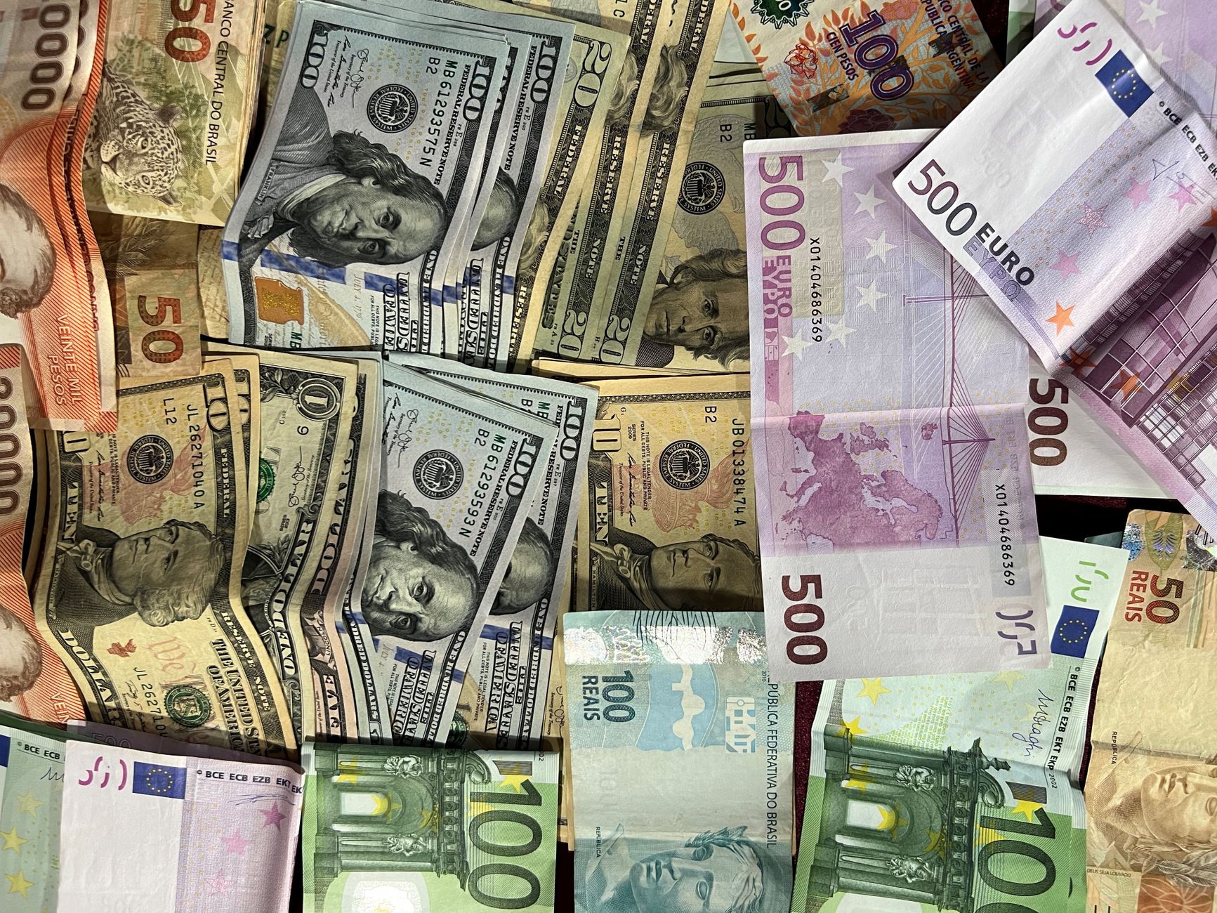 تقلبات أسعار العملات: فهم العوامل المؤثرة على الدولار، اليورو، والريال
