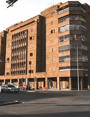 الضريبة على شراكات الأعمال: كيف تحسب ضريبة القيمة المضافة بين الشريك الطبيعي والشركة