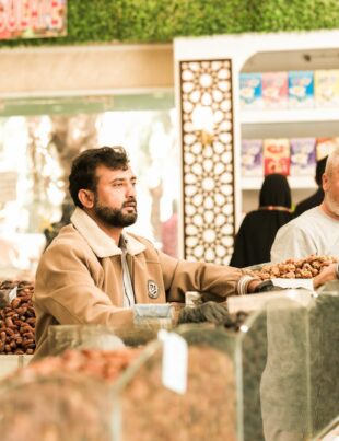 ما وراء الدعم: تقلب أسعار النفط وتأثيره على أسعار السلع الأساسية في السعودية