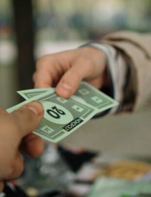 ضريبة القيمة المضافة على تحويل الأموال: دليل عملي للمقيمين في السعودية