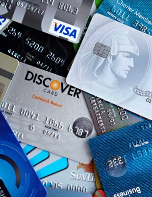 بطاقة الائتمان تحت المجهر: دليلك لاختيار البطاقة التي تناسب نمط إنفاقك اليومي