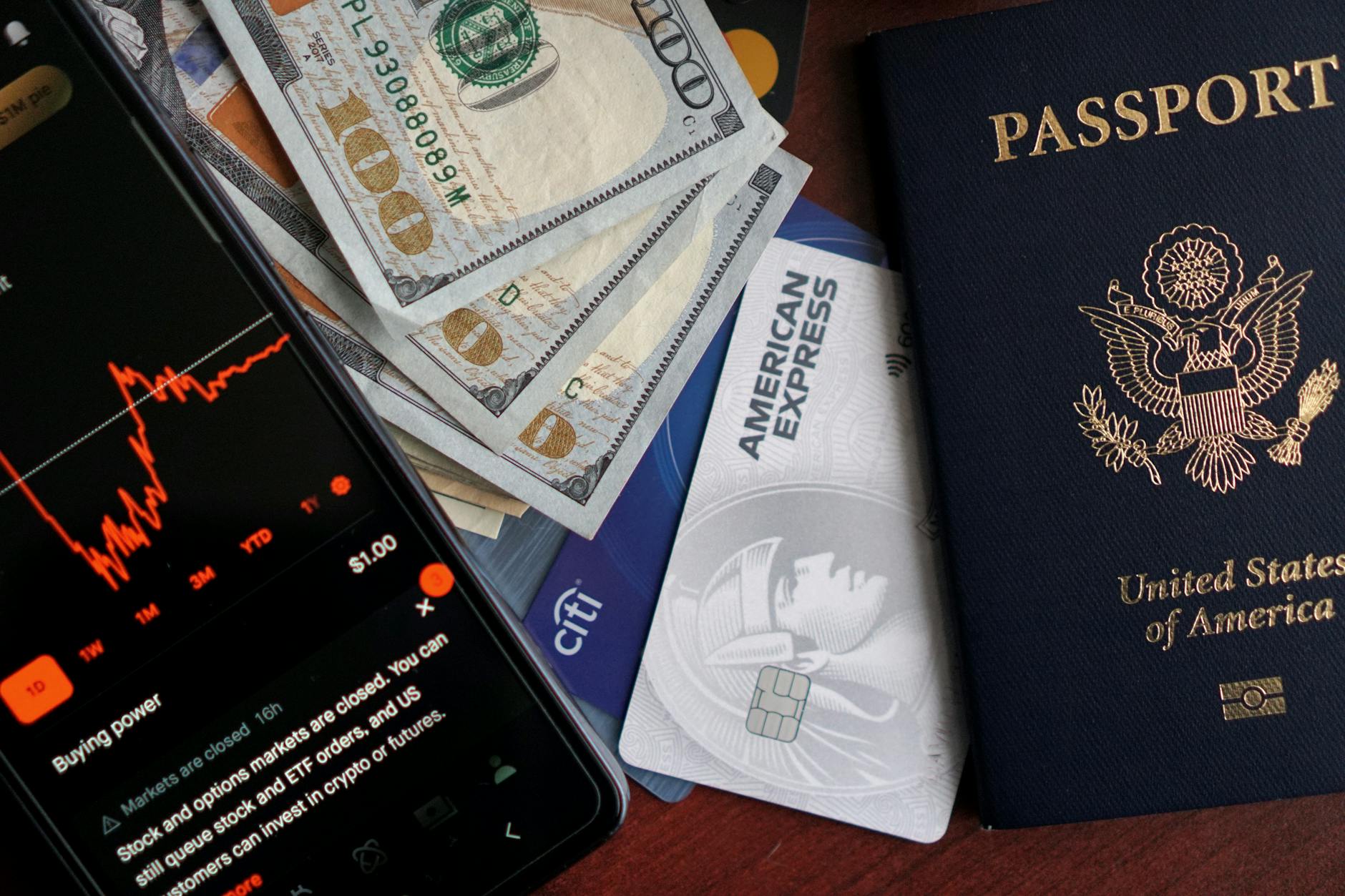 كيف تختار بطاقة ائتمان تجعل سفرك الدولي أسهل وأرخص