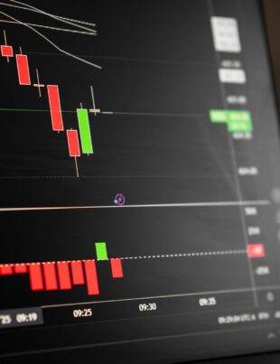 حجم الصفقة وفق تقلب السهم: خطوات عملية للمتداول العربي