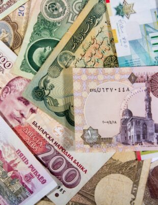 رحلة بلا خسارة: إرشاد عملي لتحويل الدولار أو اليورو إلى الريال قبل السفر