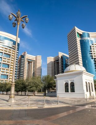 تقلب أسعار النفط: ماذا يعني لإيجارات المكاتب والمحلات في السعودية؟