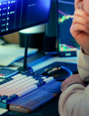كيف تبدأ تداول الأسهم بميزانية صغيرة وتحقق نموًا مستدامًا