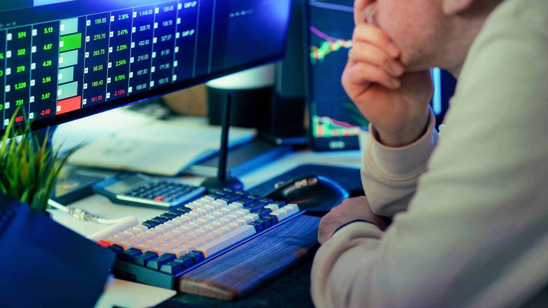 كيف تبدأ تداول الأسهم بميزانية صغيرة وتحقق نموًا مستدامًا