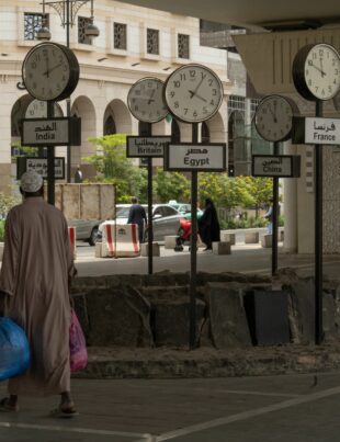 كيف تستفيد من فرق أسعار الصرف خلال عطلات نهاية الأسبوع في تحويل الدولار واليورو إلى الريال السعودي