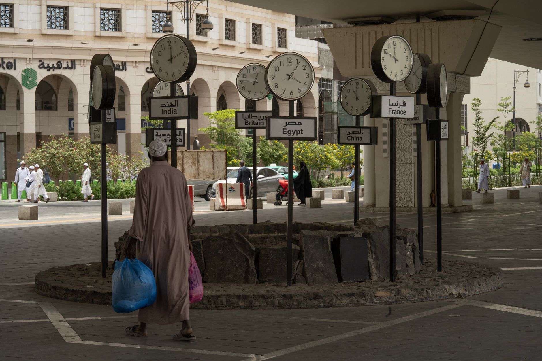 كيف تستفيد من فرق أسعار الصرف خلال عطلات نهاية الأسبوع في تحويل الدولار واليورو إلى الريال السعودي