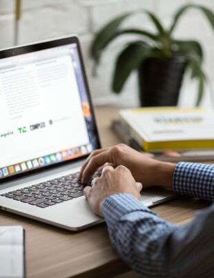 كيف تتحوّل إدارة النشرات البريدية إلى خدمة فريلانس ثابتة الدخل