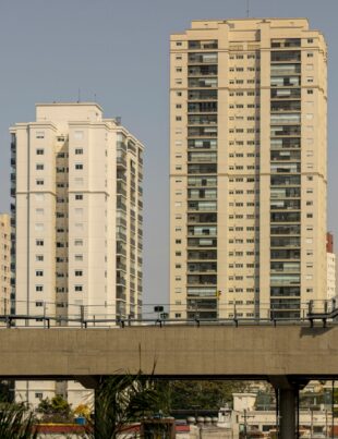 الاستثمار العقاري: كيف تختار شقة بناءً على قربها من وسائل النقل العام