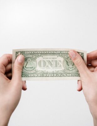 الفرق الحقيقي بين سعر الصرف الفوري وسعر الصرف الرسمي: كيف تحسب تكلفة التحويل قبل ما تدفع