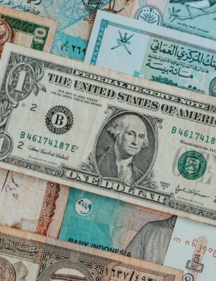 دليل شامل لسعر الدولار اليوم وسعر اليورو وتحويل العملات إلى الريال