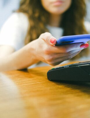 تسجيل النفقات بلمسة واحدة: كيف تحول بطاقات NFC إلى دفتر محاسبة شخصي