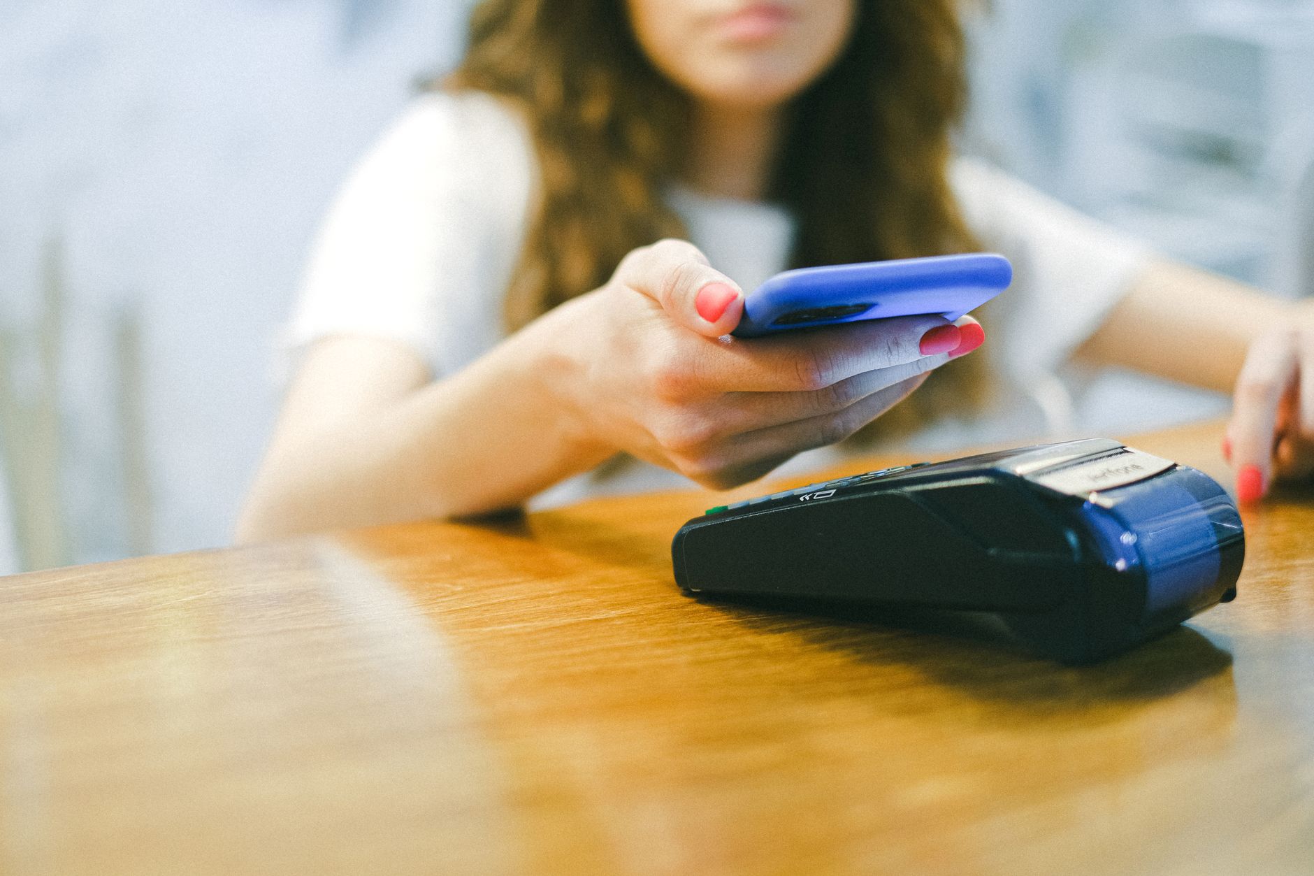 تسجيل النفقات بلمسة واحدة: كيف تحول بطاقات NFC إلى دفتر محاسبة شخصي