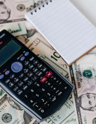 كيف تحسب التكلفة الفعلية لتحويل الدولار أو اليورو إلى ريال دون مفاجآت