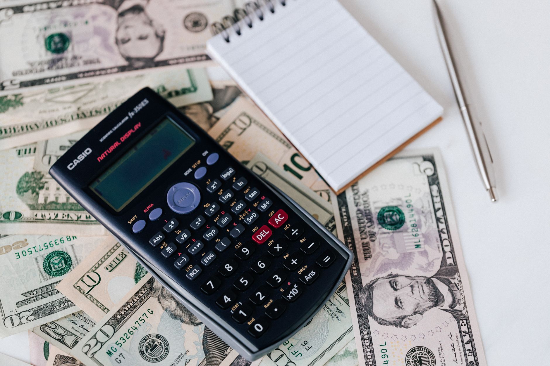 كيف تحسب التكلفة الفعلية لتحويل الدولار أو اليورو إلى ريال دون مفاجآت