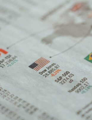 الأخبار الاقتصادية: بوصلة المستثمر في عالم متغير