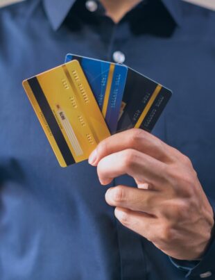 كيف يبني حسابك البنكي سجلًا ائتمانيًا قويًا لتأمين القروض بذكاء