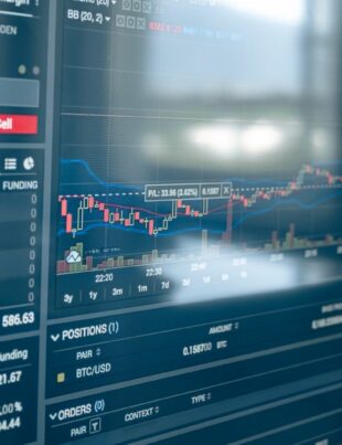 كيف تحسب التقلب التاريخي وتستغله لتحديد حجم اللوت في EUR/USD