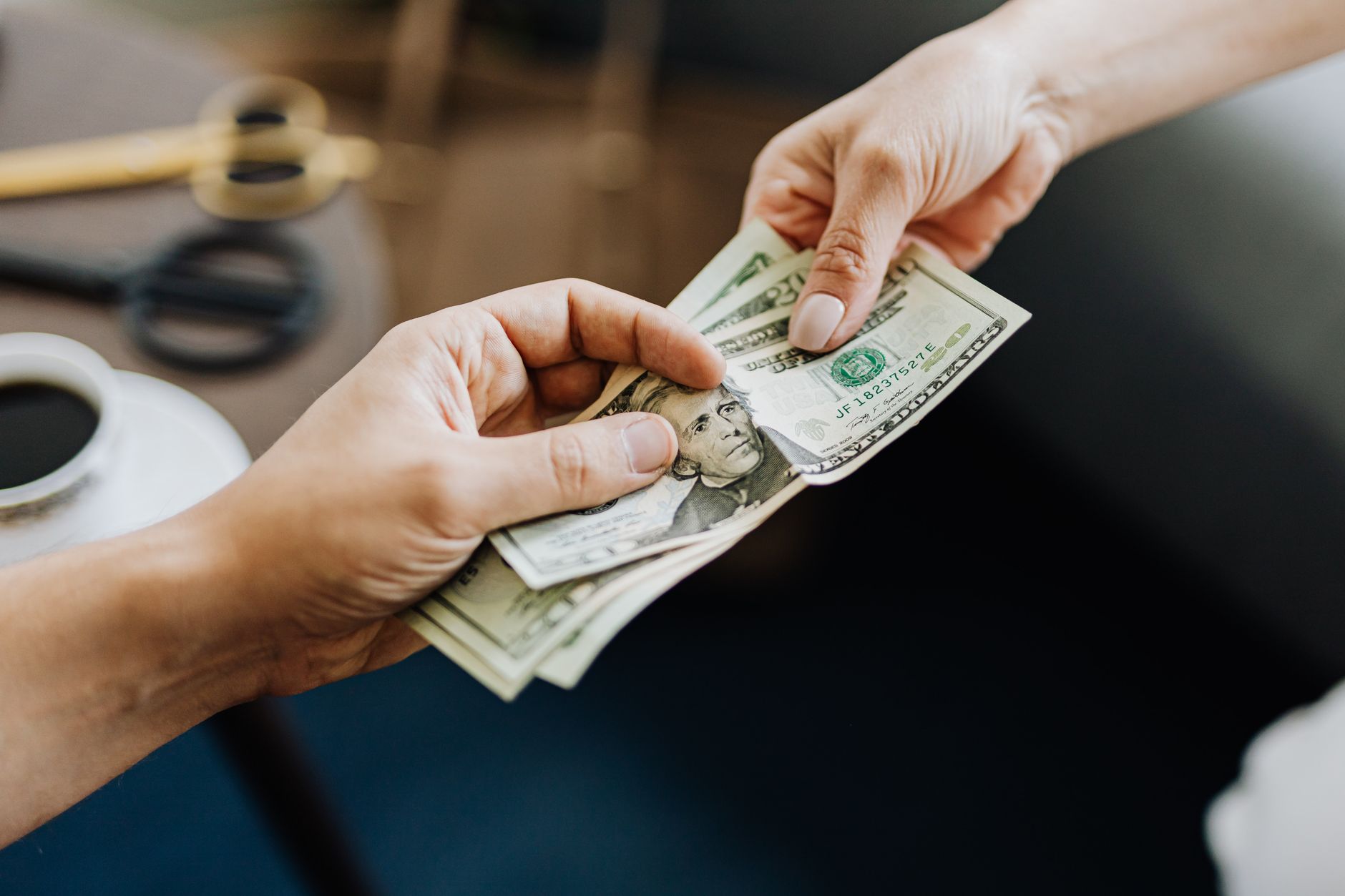 ماذا يحدث لسعر الدولار واليورو في أيام الرواتب؟